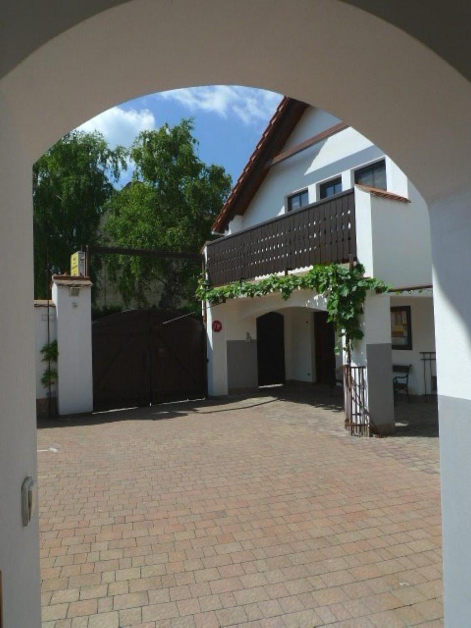 Pension Cerny Jezdec Lednice Extérieur photo