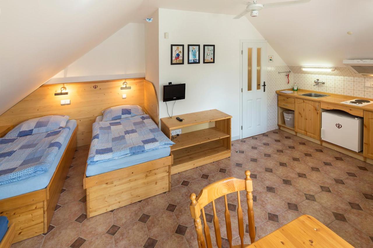 Pension Cerny Jezdec Lednice Extérieur photo